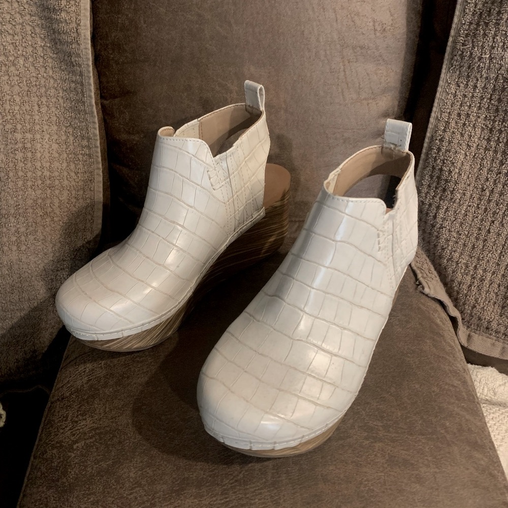 Yellow box clogs size 7 EUC worn twice.